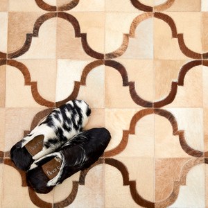【Finara】布達佩斯奶油白含框-天然牛皮短毛床邊地毯150x90